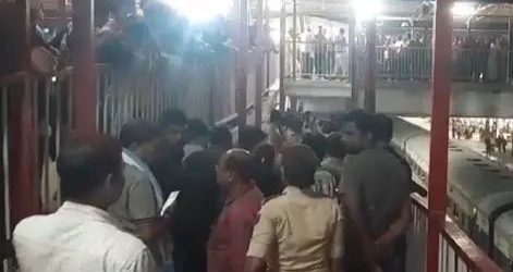 आरा रेलवे स्टेशन के फुट ओवर ब्रिज पर  सिरफिरे ने पिता-पुत्री की हत्या कर खुद को भी मारी गोली