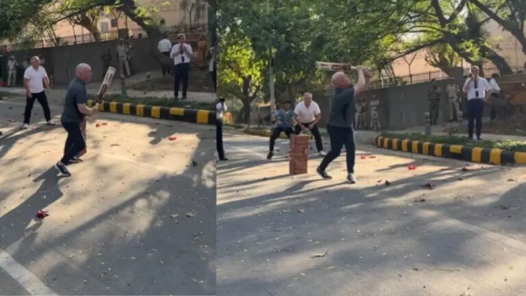 न्यूजीलैंड के PM ने दिल्ली में कपिल देव के साथ खेला गली क्रिकेट