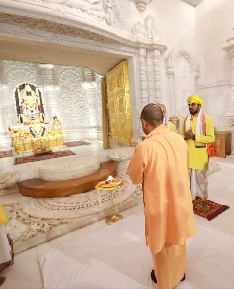सीएम योगी ने रामलला के श्रीचरणों में झुकाया शीश, हनुमानगढ़ी में भी लगाई हाजिरी