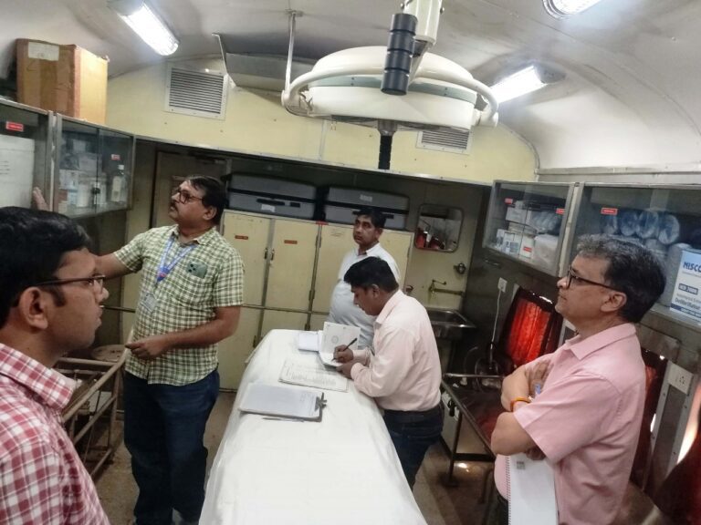 प्रमुख मुख्य संरक्षा अधिकारी, नॉर्थ सेंट्रल रेलवे, ने किया सेफ्टी ऑडिट निरीक्षण-अधिकारियों के साथ समीक्षा बैठक की