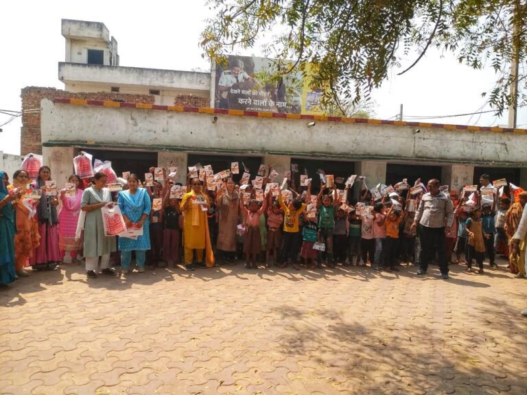 बनारस-माधोसिंह रेल खण्ड पर सड़क उपयोगकर्ताओं को जागरूक करने हेतु संरक्षा नुक्कड़ नाटकों का मंचन