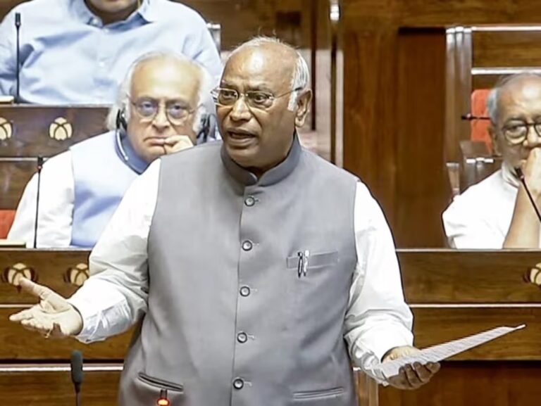 “झुकूंगा नहीं” – मल्लिकार्जुन खरगे ने राज्यसभा में गरजते हुए भाजपा सांसद के आरोपों पर किया पलटवार