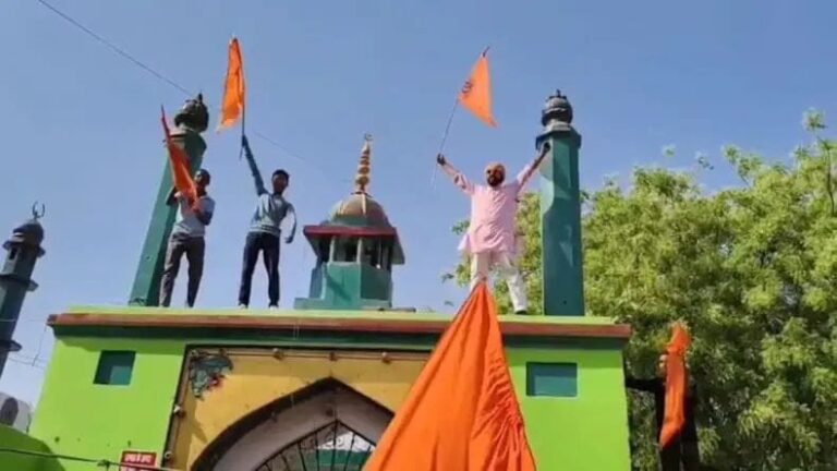 रामनवमी पर बड़ा बवाल, दरगाह पर फहराया भगवा झंडा