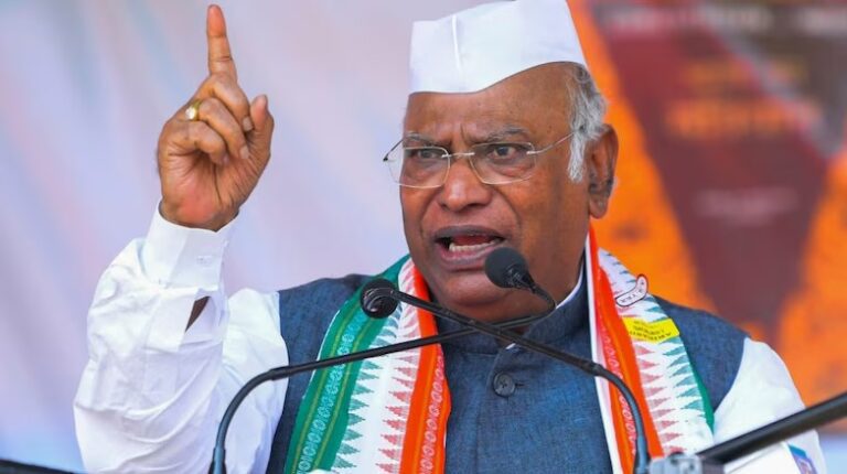 बक्सर रैली में मल्लिकार्जुन खड़गे का तीखा हमला: ‘कुर्सी के लिए बार-बार पाला बदलते हैं नीतीश’