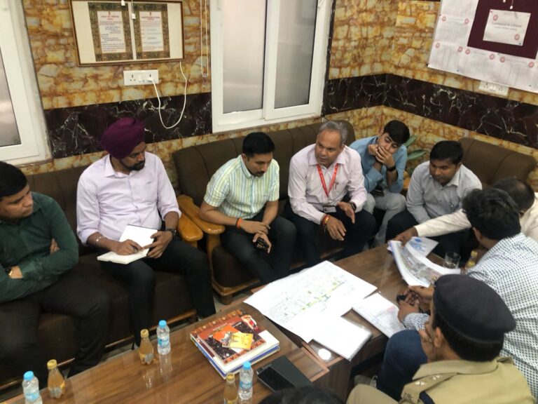 मंडल रेल प्रबंधक, जिलाधिकारी और नगर आयुक्त के बीच भेंटवार्ता, चारबाग रेलवे स्टेशन के विकास पर चर्चा