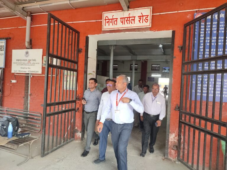 चारबाग रेलवे स्टेशन का निरीक्षण: मंडल रेल प्रबंधक ने पार्सलघर की कार्यप्रणाली की समीक्षा की
