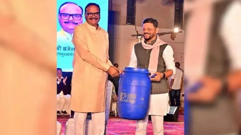 सपा नेता ने यूपी के डिप्टी CM ब्रजेश पाठक को दिया अनोखा तोहफा, सोशल मीडिया पर मचा बवाल