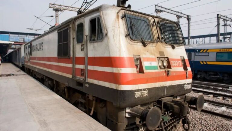 Railway Jobs 2025: रेलवे में 9970 पदों पर भर्ती, आज से आवेदन शुरू — जानें योग्यता, उम्र सीमा, चयन प्रक्रिया और वेतन