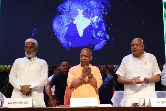 मुख्यमंत्री योगी आदित्यनाथ ने कहा कि लैब, आईसीआर, कृषि विश्वविद्यालय, कृषि विज्ञान केंद्र व अन्य संस्थानों में कार्यरत वैज्ञानिक पहली बार लैंड पर जाकर किसानों के साथ कृषि की चुनौतियों का मुकाबला करने के लिए कार्य करेंगे। विकसित कृषि संकल्प अभियान का उद्देश्य लैब से लैंड तक जाना है। कृषि वैज्ञानिक लैब के साथ ही लैंड पर भी जाएंगे और किसानों से संवाद करेंगे।