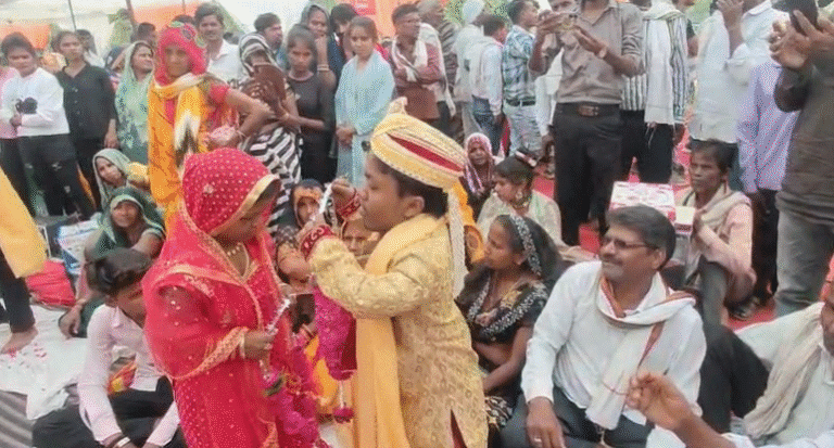 कौशांबी के सामूहिक विवाह समारोह में 3 फुट के दूल्हे और ढाई फीट की दुल्हन की अनोखी शादी बनी आकर्षण का केंद्र