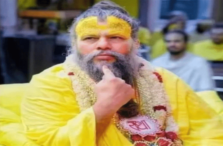 संत प्रेमानंद की ‘श्रीराधा रानी सेवा’ वाली तस्वीर पर बवाल, श्रीराधा केलिकुंज आश्रम ने किया खंडन