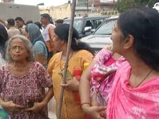 हाथरस में जलभराव को लेकर महिलाओं का फूटा गुस्सा, अलीगढ़-आगरा रोड जाम