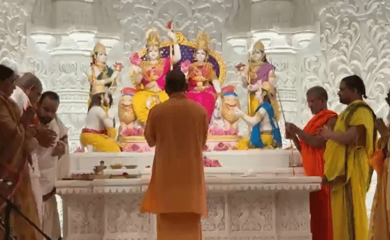 अयोध्या राम मंदिर में राम दरबार की भव्य स्थापना, सीएम योगी ने किया देव विग्रहों का अभिषेक