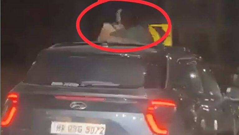 कार की सनरूफ खोल खुलेआम कपल ने  किया रोमांस,लगा भारी जुर्माना
