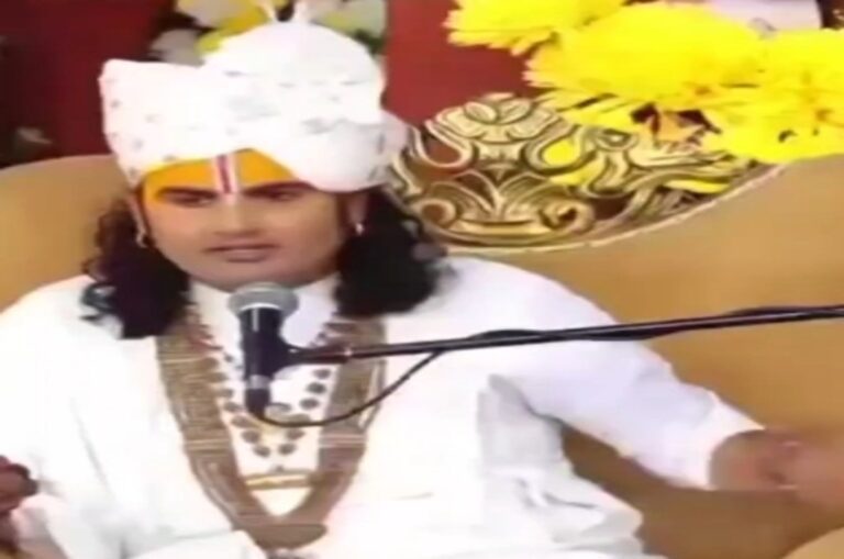 स्वामी अनिरुद्धाचार्य के बयान से मचा बवाल: “25 साल की अविवाहित लड़कियों का चरित्र ठीक नहीं”, महिलाओं में भारी आक्रोश