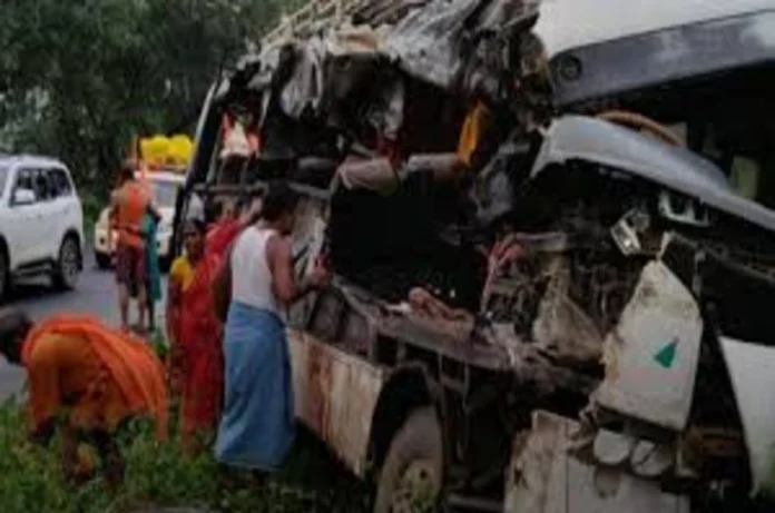 देवघर में कांवड़ियों की बस और ट्रक में जबरदस्त टक्कर, 18 श्रद्धालुओं की मौत, 20 से अधिक घायल