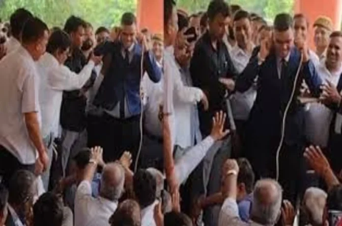 IAS अफसर ने वकीलों से मांगी माफी, तहसील में कान पकड़कर लगाई उठक-बैठक...