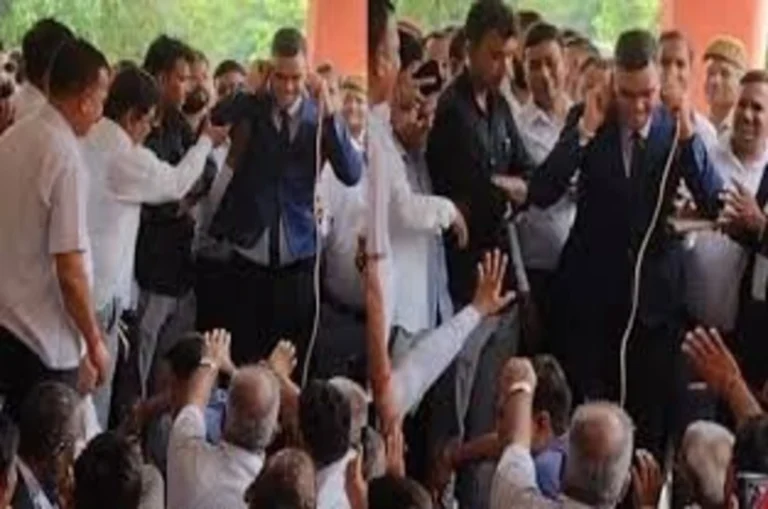 IAS अफसर ने वकीलों से मांगी माफी, तहसील में कान पकड़कर लगाई उठक-बैठक…