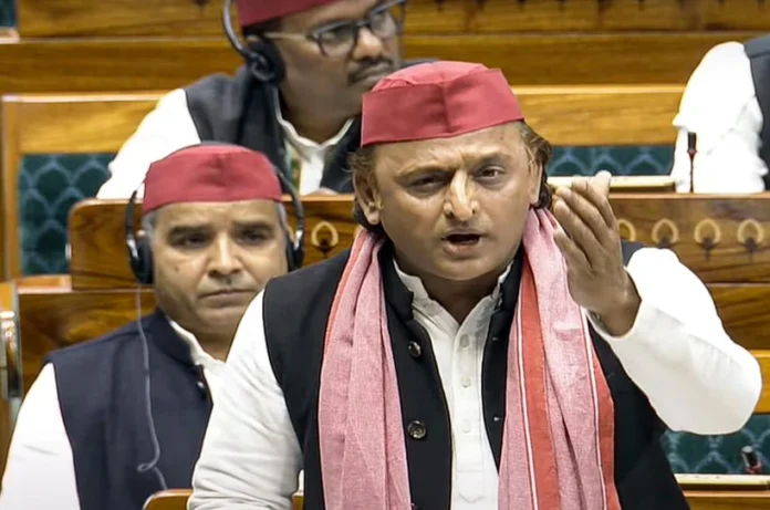 “मैं दुनिया को मनाने में लगा हूं, मेरा घर मुझसे रूठा जा रहा है” – लोकसभा में अखिलेश यादव का BJP पर तीखा हमला