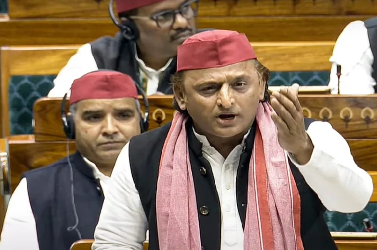 “मैं दुनिया को मनाने में लगा हूं, मेरा घर मुझसे रूठा जा रहा है” – लोकसभा में अखिलेश यादव का BJP पर तीखा हमला