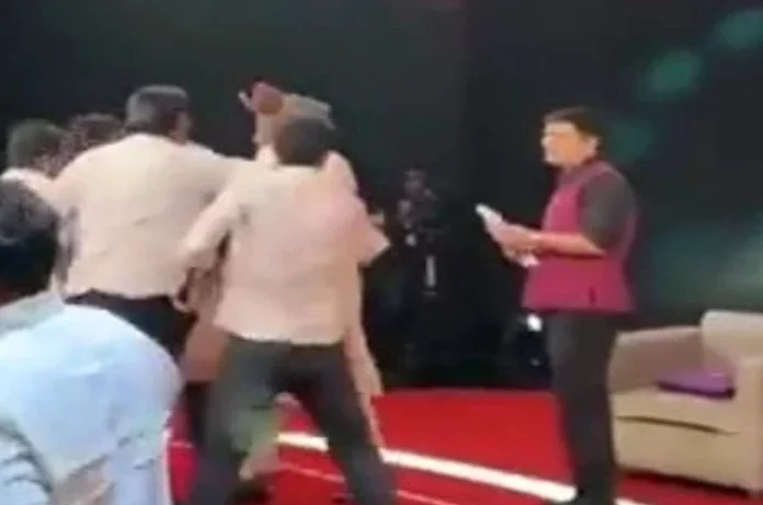 डिंपल यादव पर टिप्पणी करने वाले मौलाना साजिद रशीदी को सपा कार्यकर्ता ने मारा थप्पड़