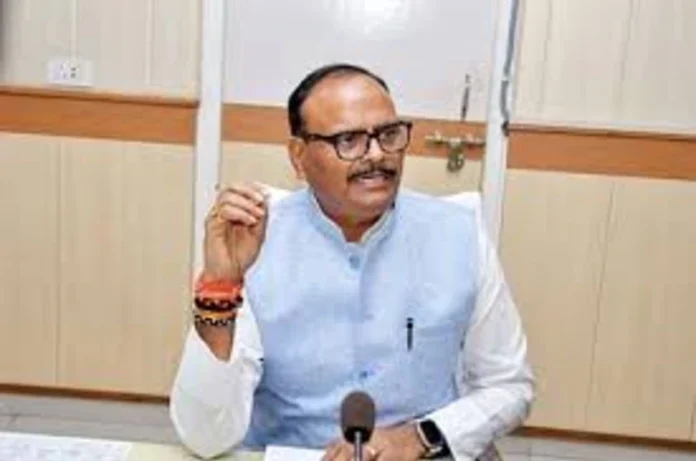 गलत मरीज को दिया गया ऑपरेशन इंजेक्शन, ब्रजेश पाठक सख्त, उरई मेडिकल कॉलेज के 5 कर्मी निलंबित