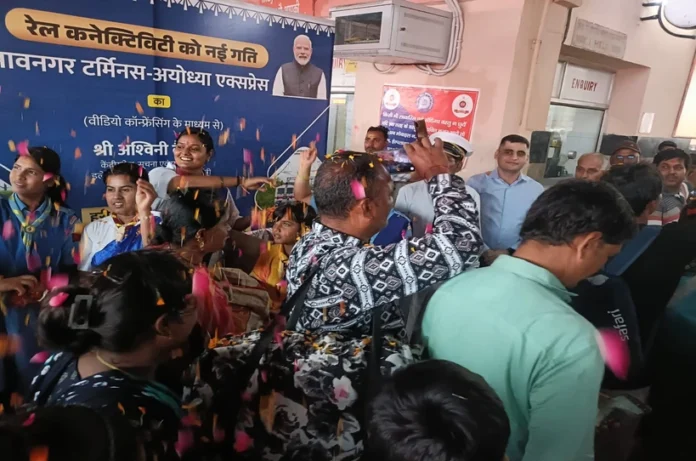 भावनगर-अयोध्या कैंट एक्सप्रेस के स्वागत में लखनऊ और अयोध्या स्टेशन पर हुआ भव्य कार्यक्रम