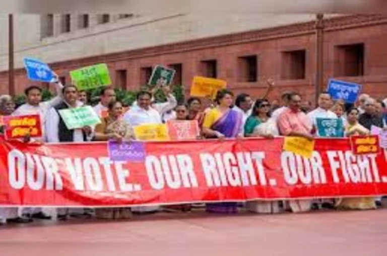 वोट चोरी के खिलाफ विपक्ष का मेगा मार्च, चुनाव आयोग तक पहुंचा इंडिया गठबंधन; अखिलेश ने फांदी बैरिकेडिंग