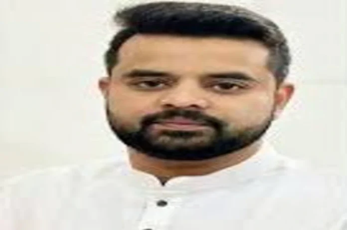 जनता दल (सेक्युलर) के निलंबित नेता और पूर्व सांसद प्रज्वल रेवन्ना को बलात्कार के एक मामले में शनिवार को आजीवन कारावास की सजा सुनाई गई है। यह फैसला बेंगलुरु की सांसदों-विधायकों की विशेष अदालत ने सुनाया। अदालत ने आरोपी पर ₹10 लाख का जुर्माना भी लगाया है। ⚖️ स्पेशल कोर्ट का फैसला: उम्रकैद और जुर्माना जज संतोष गजानन भट की अदालत ने रेवन्ना को यौन शोषण के चार मामलों में से एक मामले में दोषी ठहराया। अदालत ने इसे “अत्यंत गंभीर और संगीन अपराध” मानते हुए सजा सुनाई। यह मामला हासन जिले के होलेनरसीपुरा स्थित रेवन्ना परिवार के फार्महाउस पर कार्यरत 48 वर्षीय महिला सहायिका से जुड़ा है, जिसे वर्ष 2021 में दो बार बलात्कार का शिकार बनाया गया था—पहली बार फार्महाउस पर और दूसरी बार बेंगलुरु स्थित रेवन्ना के आवास पर। 📹 वीडियो बना कर किया था ब्लैकमेल, महिला ने वायरल वीडियो के बाद दर्ज कराई FIR अभियोजन पक्ष के अनुसार, रेवन्ना ने बलात्कार की घटना को अपने मोबाइल फोन में रिकॉर्ड किया और बाद में पीड़िता को ब्लैकमेल करने की कोशिश की। शिकायत उस वक्त दर्ज हुई जब कुछ वीडियो सोशल मीडिया पर वायरल हो गए। इसके बाद पीड़िता ने होलेनरसीपुरा पुलिस स्टेशन में मामला दर्ज कराया। 😢 अदालत में फूट-फूटकर रोए प्रज्वल रेवन्ना, बोले- 