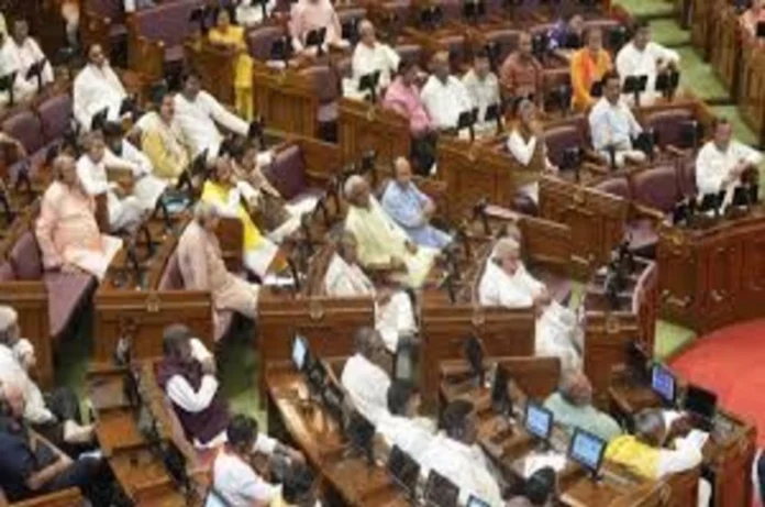 फूलन देवी पर संजय निषाद के बयान से विधानसभा में मचा हंगामा,स्पीकर ने बंद कराया मंत्री का माइक