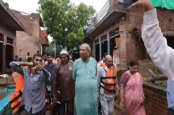 गंगा मैया पांव धुलने आती हैं: बाढ़ पीड़ितों से यह क्या बोल गए मंत्री संजय निषाद