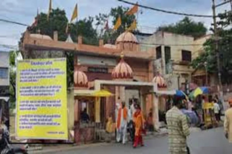 उज्जैन के गणेश मंदिर में महिलाओं के पहनावे को लेकर लगा पोस्टर ! विवाद
