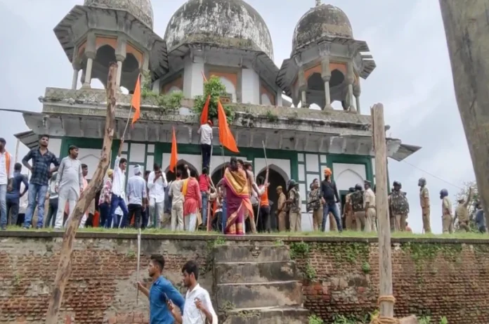 फतेहपुर में मंदिर-मकबरा विवाद ने पकड़ा तूल, मजार में तोड़फोड़ के बाद तनाव; प्रशासन अलर्ट पर