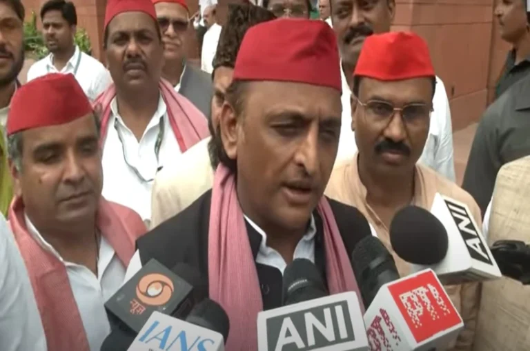 फतेहपुर बवाल पर अखिलेश यादव का भाजपा पर हमला: “जब फंसते हैं, तब नफरत फैलाते हैं”