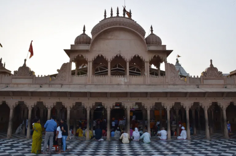 बरसाना का राधा रानी मंदिर: अनोखी परंपरा और प्राचीन इतिहास, मोर को लगता है पहला भोग