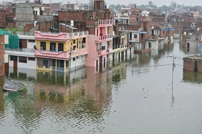 प्रयागराज में मूसलधार बारिश का कहर: सड़कों से लेकर मंदिरों तक जलमग्न, जनजीवन ठप