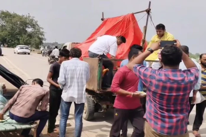 हमीरपुर में कूड़ा गाड़ी से खिचड़ी वितरण! चेयरमैन और ईओ का वीडियो वायरल