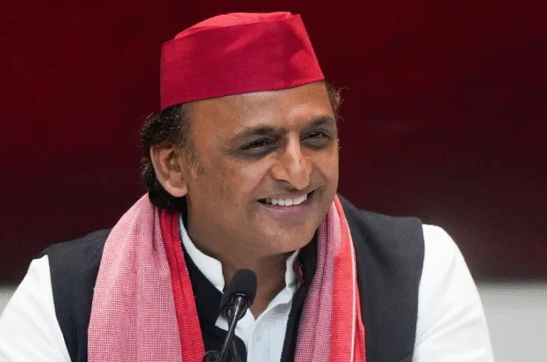 अखिलेश यादव का तंज: “पहली सरकार जो सदन में नहीं, सिनेमा हॉल में गिरी है”