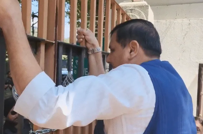 गेस्ट हाउस के गेट पर लटके रहे संजय सिंह, फारूक अब्दुल्ला से नहीं मिल पाए; VIDEO वायरल