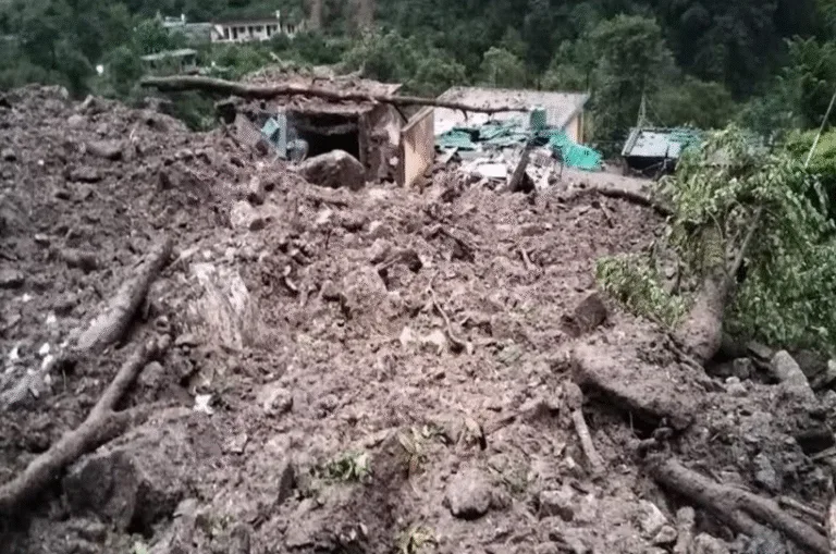 उत्तराखंड में फिर कहर: चमोली में बादल फटा, 12 मकान मलबे में दबे, कई लोग लापता
