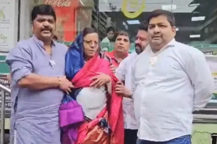 PM मोदी की फर्जी फोटो शेयर करने पर विवाद, कांग्रेस नेता को साड़ी पहनाकर किया विरोध