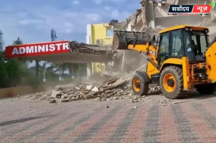 बाराबंकी में बड़ा एक्शन: रामस्वरूप यूनिवर्सिटी पर चला बुलडोजर, चंद मिनटों में ध्वस्त हुई इमारत