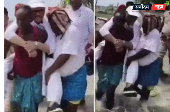कटिहार: सांसद तारिक अनवर कीचड़-पानी देख युवक के कंधे पर चढ़ गए कांग्रेस सांसद तारिक अनवर, बाढ़ का लिया जायजा