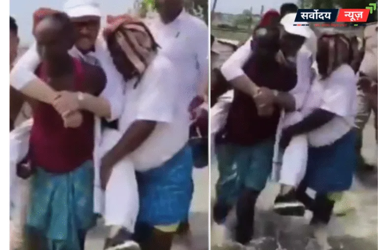 कटिहार: सांसद तारिक अनवर कीचड़-पानी देख युवक के कंधे पर चढ़ गए कांग्रेस सांसद तारिक अनवर, बाढ़ का लिया जायजा