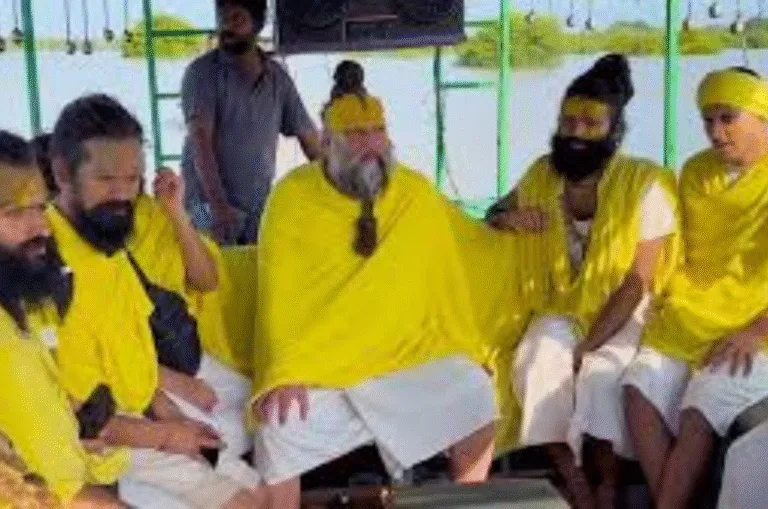 वृंदावन में संत प्रेमानंद महाराज ने बाढ़ प्रभावित इलाकों का किया दौरा