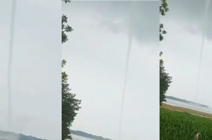 मिर्जापुर: गंगा से पानी खींचते दिखे बादल, मोबाइल कैमरे में कैद हुआ चौंकाने वाला नजारा