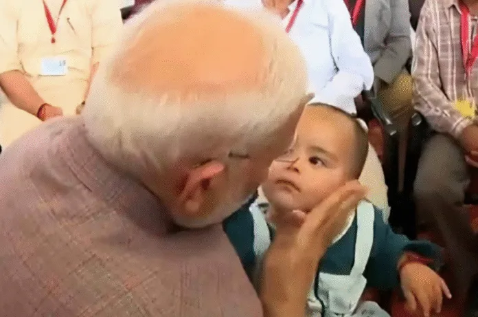 आपदा में बची बच्ची से मिले पीएम मोदी, हिमाचल को मिला ₹1500 करोड़ का राहत पैकेज; पंजाब में भी लिया हालात का जायजा