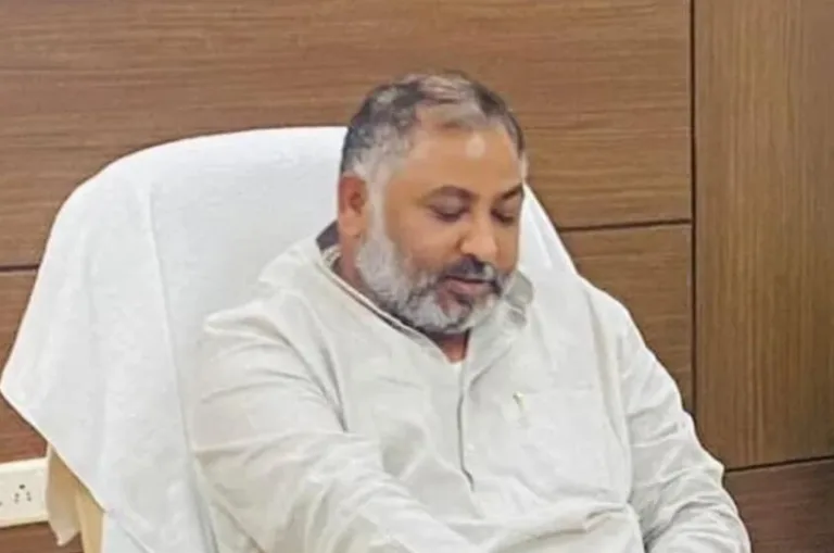 मंत्री दयाशंकर सिंह के खिलाफ गैर-जमानती वारंट जारी