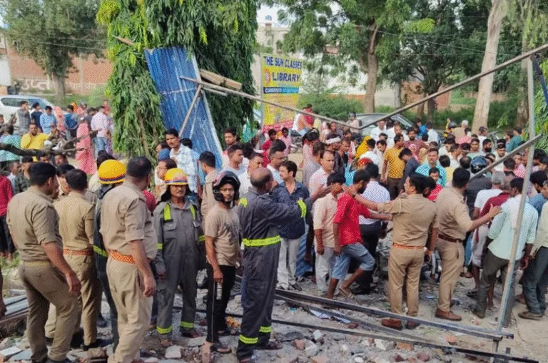 यूपी में कोचिंग सेंटर में भीषण विस्फोट, दो बच्चों की मौत, 6 घायल; 20 मीटर दूर तक उड़ा मलबा
