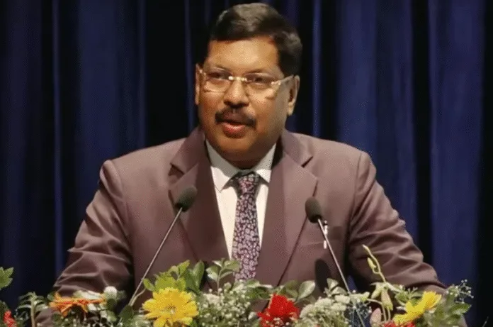 सुप्रीम कोर्ट में हंगामा: ‘सनातन का अपमान नहीं सहेंगे’ का नारा लगाकर चीफ जस्टिस बीआर गवई पर फेंका जूता